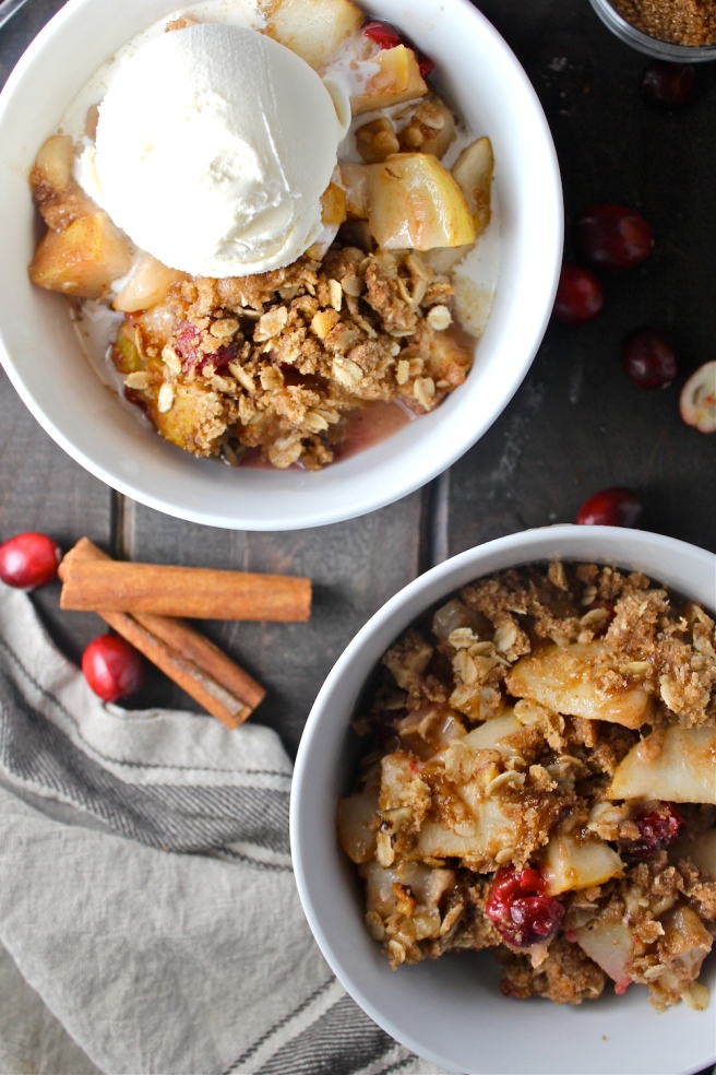 This Pear Cranberry Crisp is simply delicious - the combination of sweet, juicy pears and tart fresh cranberries is perfect for fall! | The Millennial Cook #fallrecipe #crisp #pear #cranberry