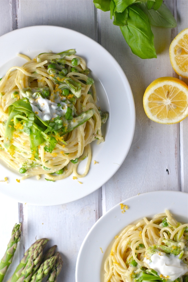 This Lemony Asparagus Pasta - with bright green peas and creme fraiche - is an easy and elegant dinner for spring! | The Millennial Cook #springrecipe #pasta #asparagus #lemon